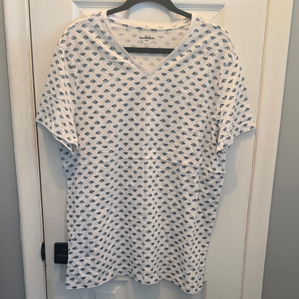 Goodfellow White and Navy Men’s V-Neck Patterned Tee